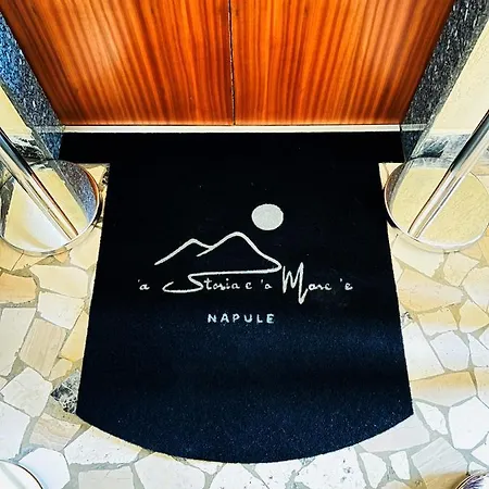 La Storia E Il Mare Di Nápoles