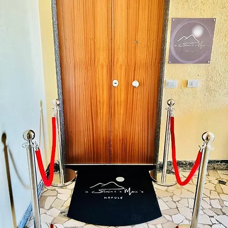 La Storia E Il Mare Di Nápoles